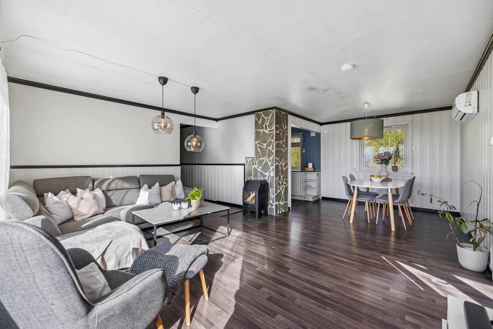 Stuen er romslig og gir god plass til både en stor sofagruppe og spisebord. Galleribilde