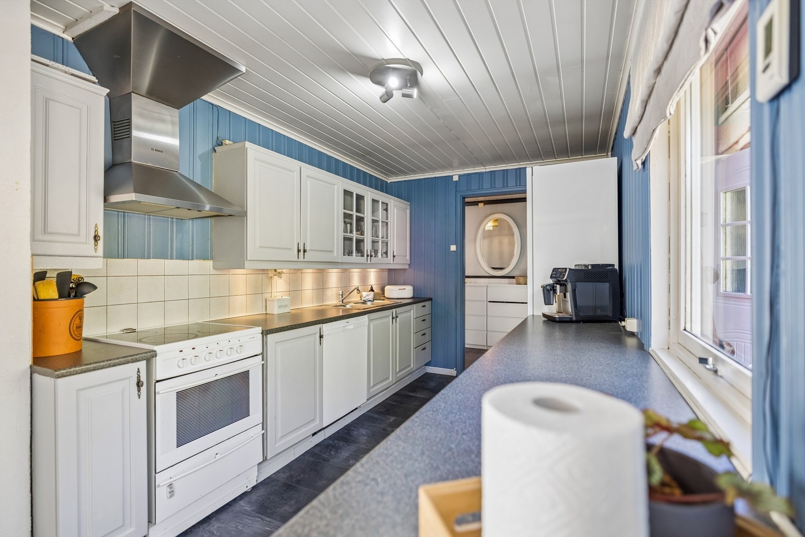 Kjøkkenet er utstyrt med ventilator med avtrekk ut og har fliser over kjøkkenbenken. Galleribilde