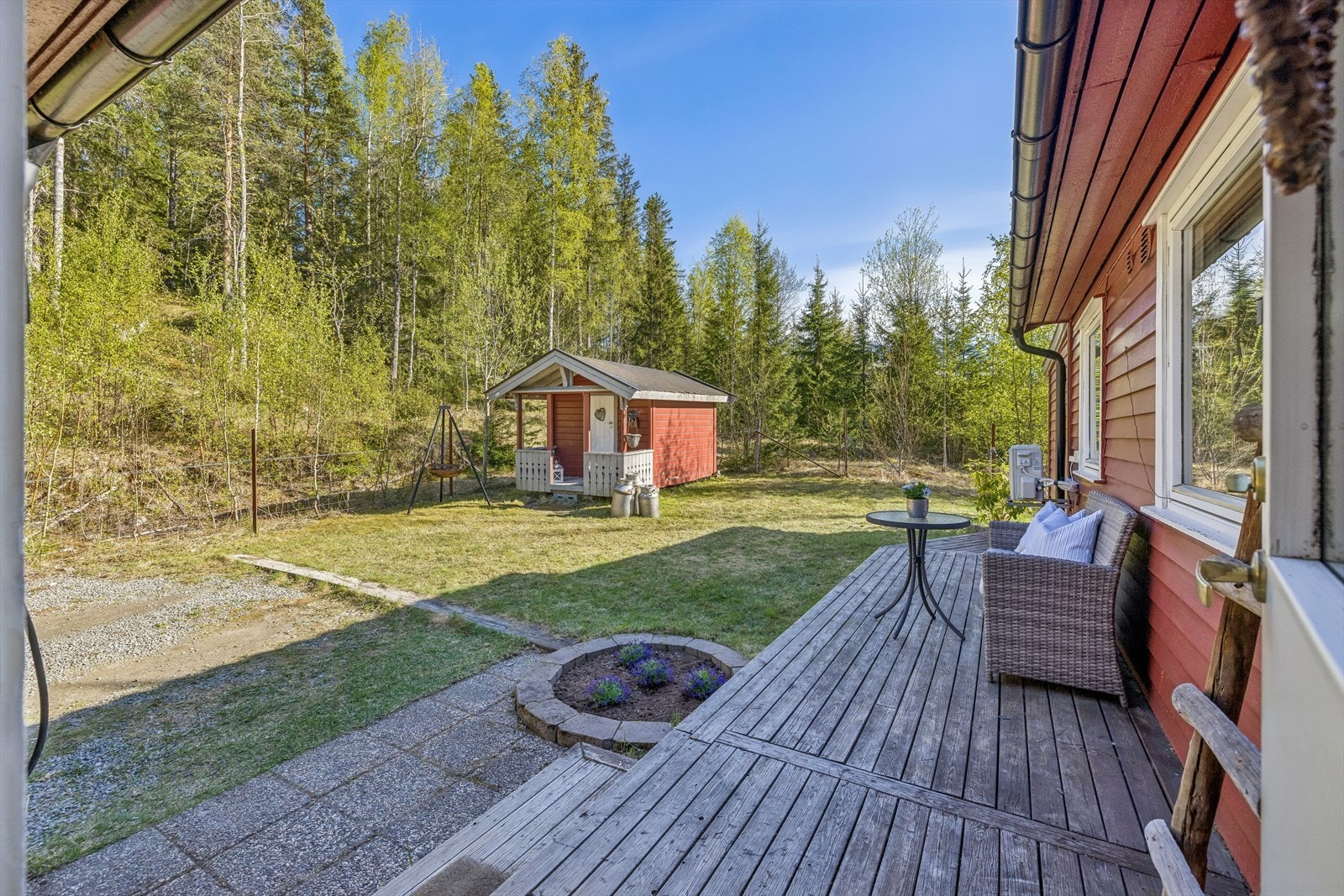 Tomten har en fin kombinasjon av hageanlegg med plen og naturtomt med stedegen vegetasjon. Galleribilde