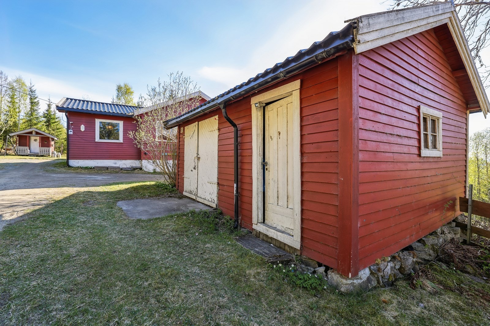 Eldre uthus på 35 m² gir rikelig med lagringsplass. Galleribilde