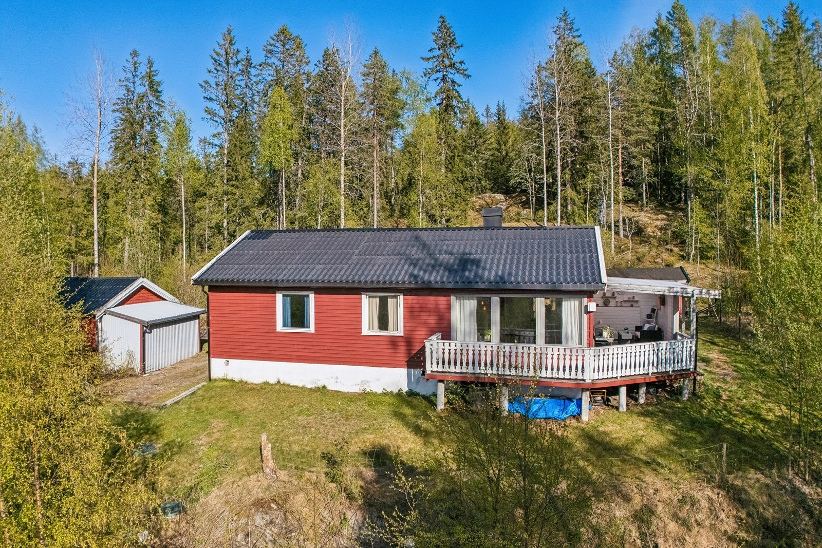 Solrik og usjenert beliggenet, i frodige, grønne omgivelser. Galleribilde