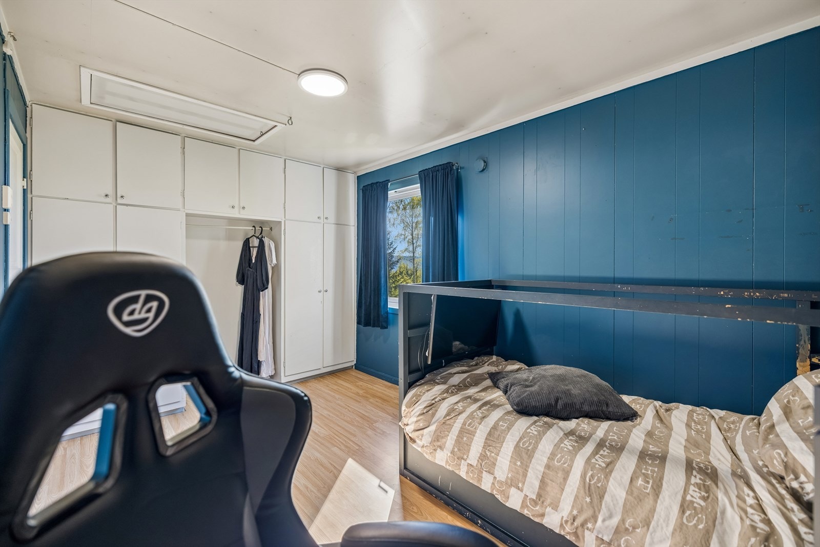 Stort soverom med plassbygd garderobeløsning. Galleribilde
