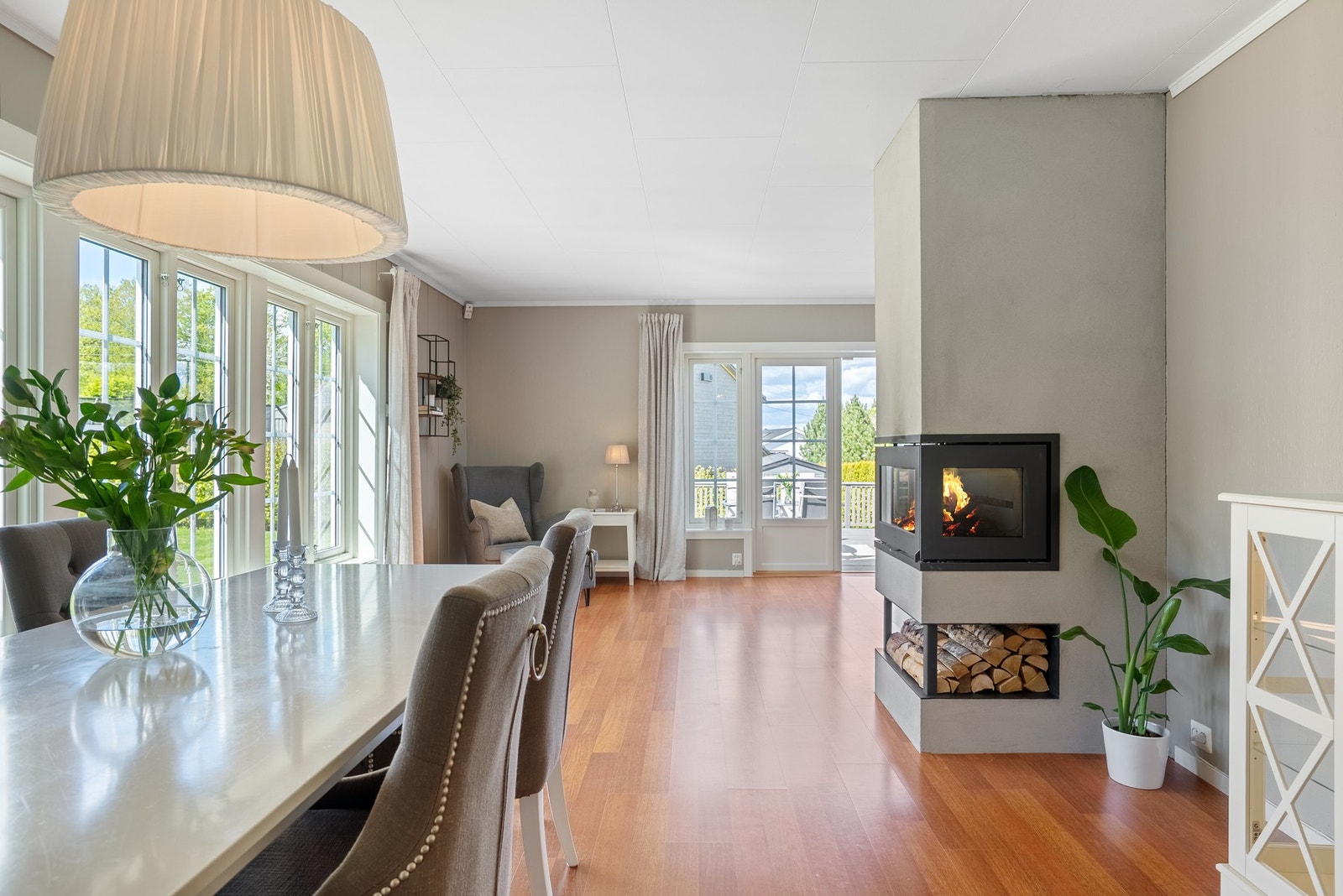 Romslig stue med plass for både spise- og sofagruppe Galleribilde