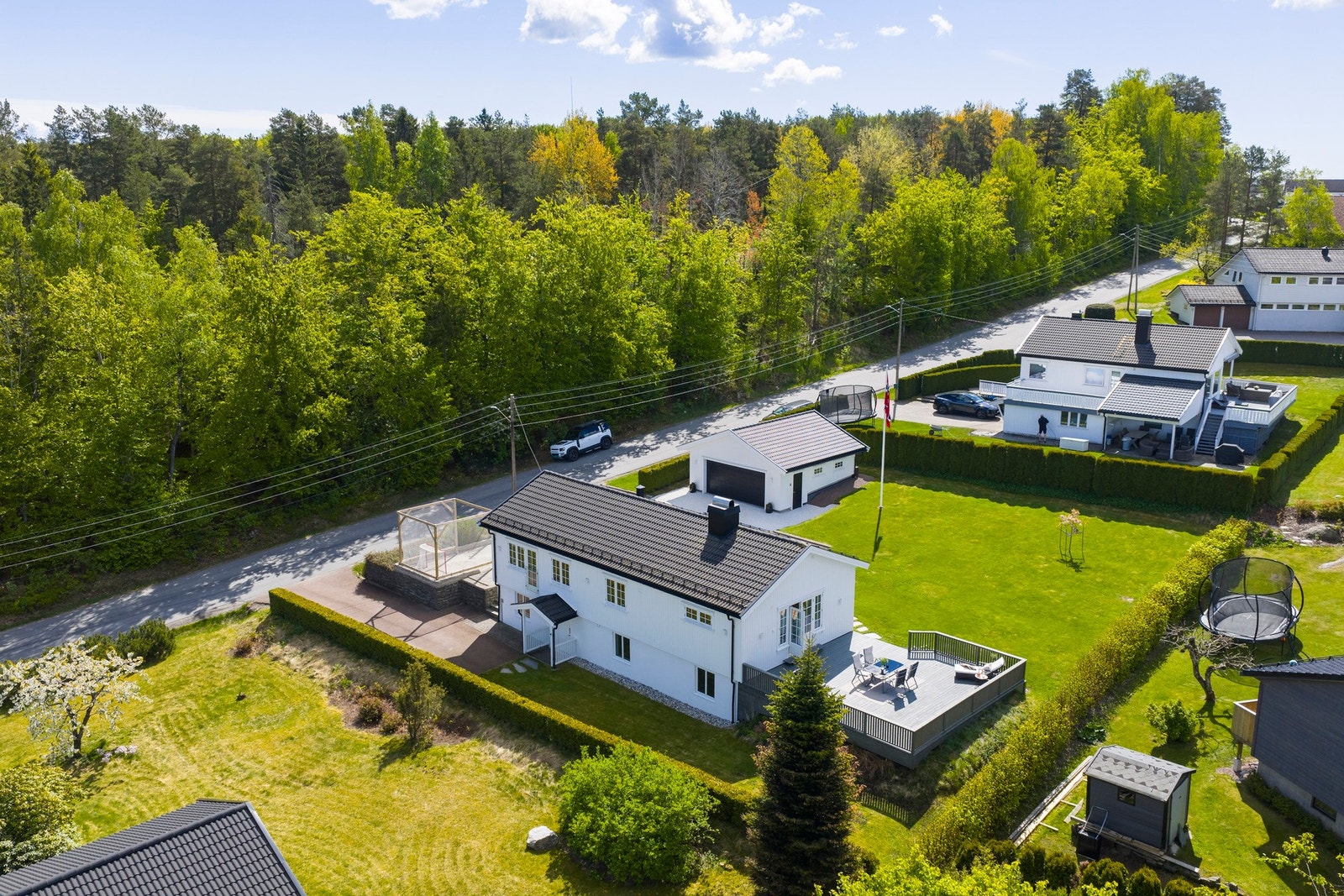 Enebolig med utleiedel og stor solrik tomt i rolig boligområde i Bokemoa Galleribilde