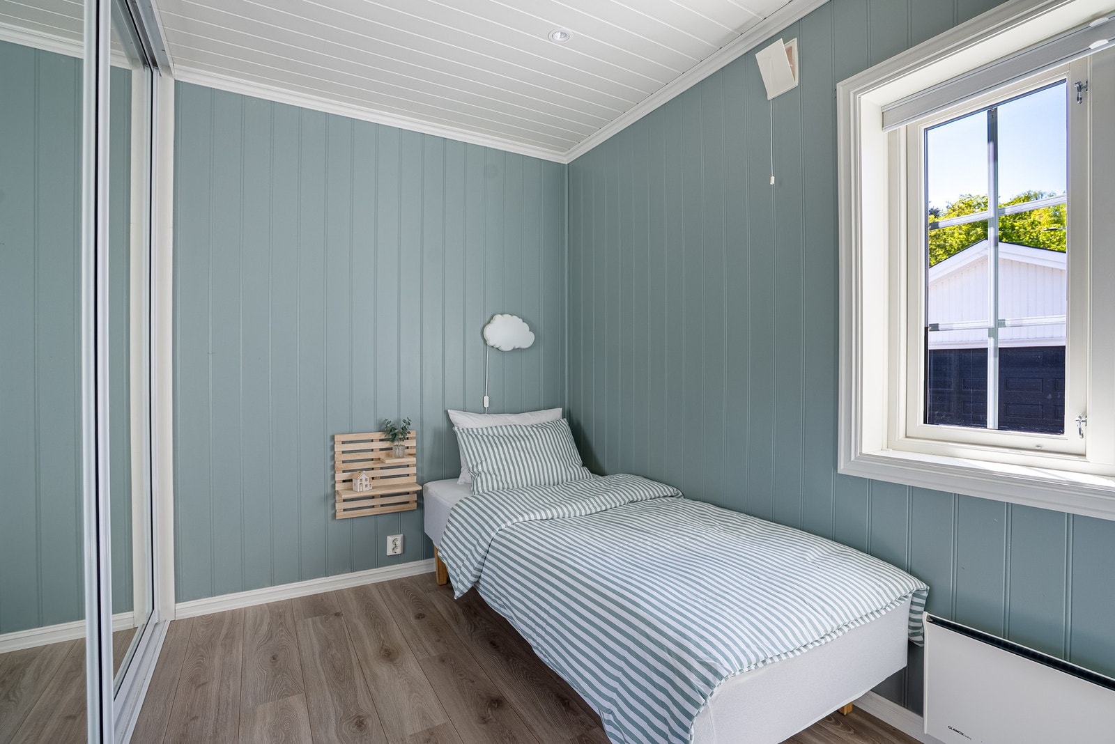 Soverom II er innredet med praktisk skyvedørsgarderobe Galleribilde