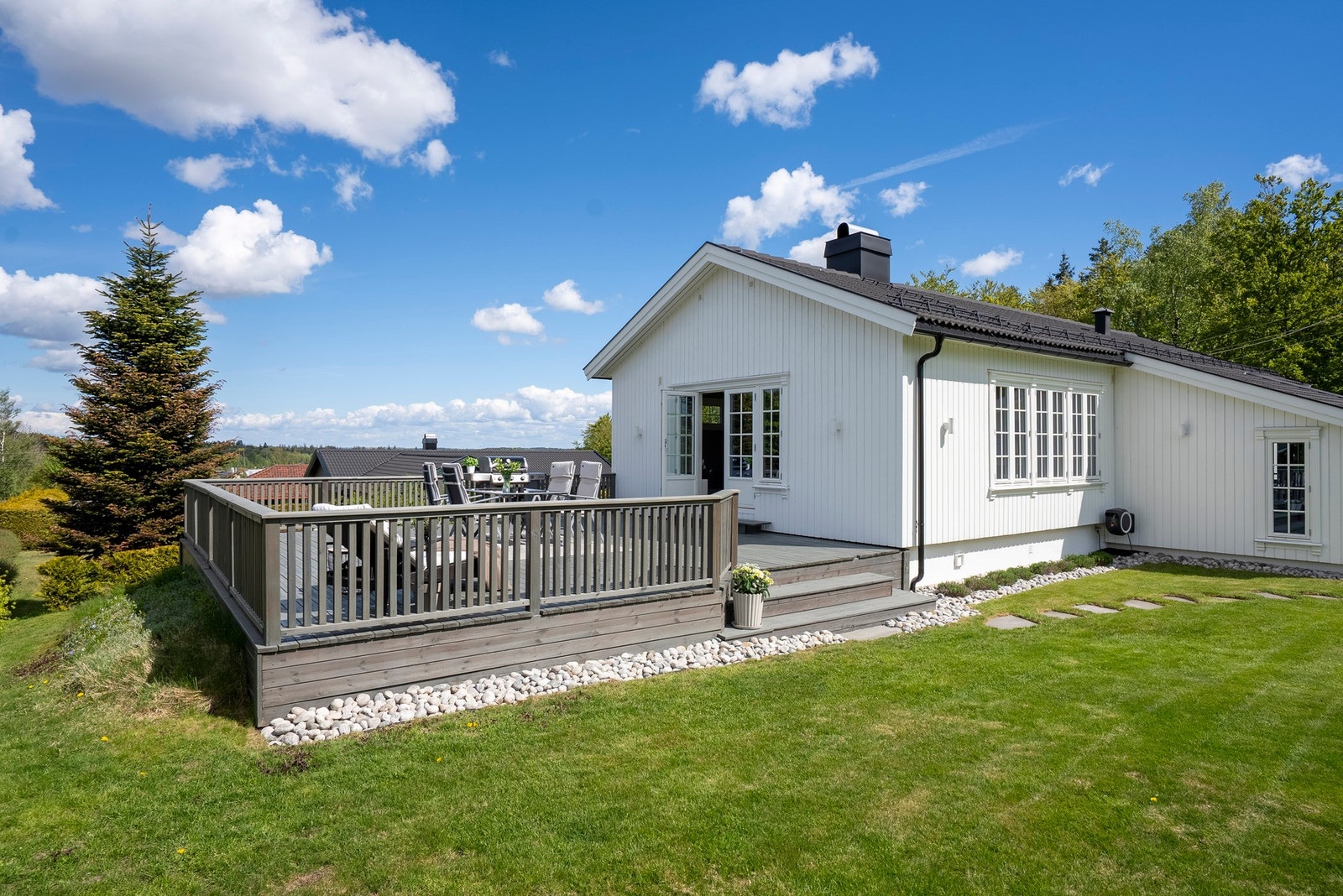 Terrasse på ca. 55 kvm med nyere rekkverk og utgang til hage Galleribilde