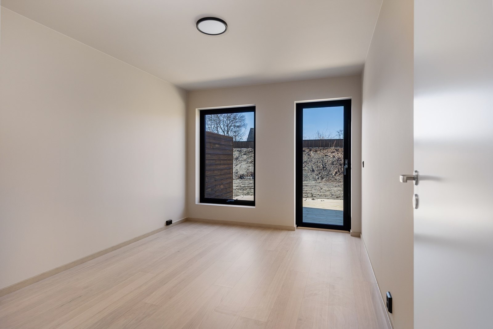 Det siste soverommet på planet er på 11,8m² og har direkte utgang til platting og hage Galleribilde