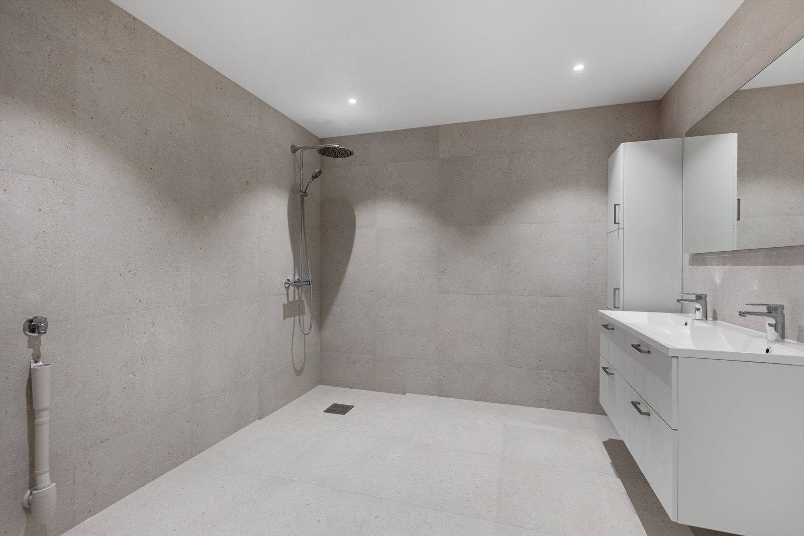 Badet er på 8,4m² og er delikat flislagt. Stort med plass til ytterligere oppbevaring Galleribilde