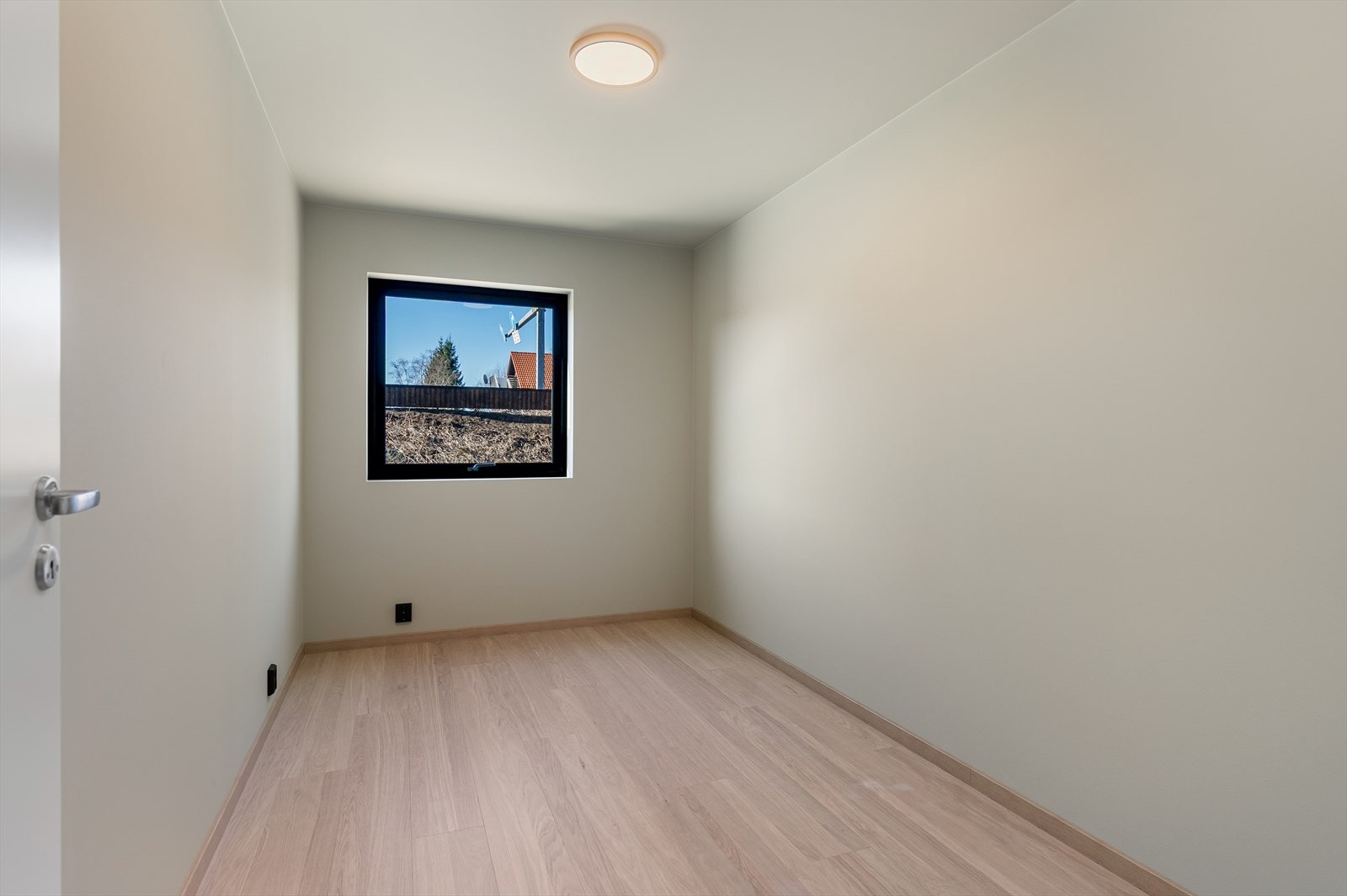 Det andre soverommet i 1. etasje er på 8,8m². Perfekt som barnerom! Galleribilde
