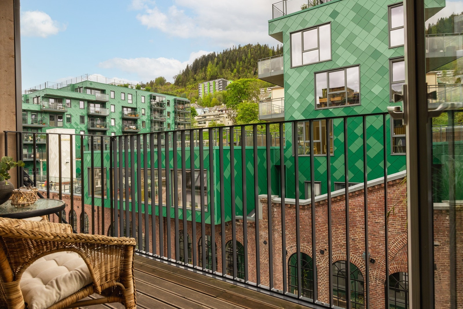 Påkostet 2-roms med gode solforhold! Oppgraderinger på gulv, kjøkken og bad! Galleribilde