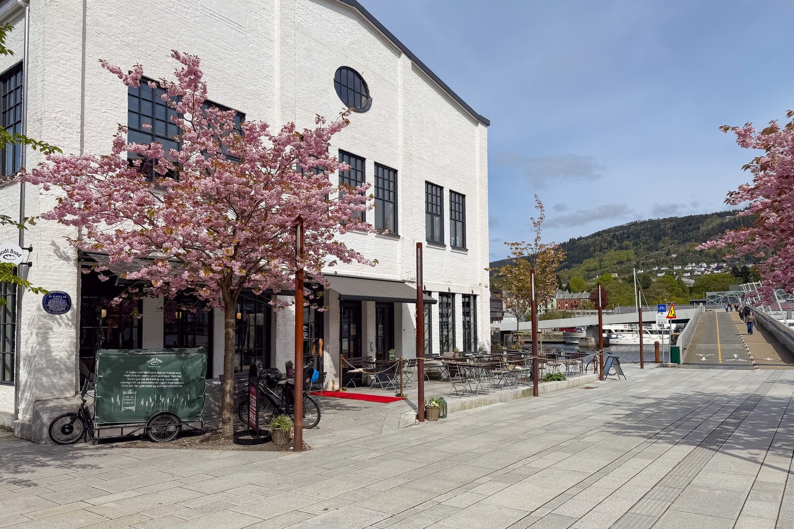 Godt Brød ligger i byggets 1. etasje. Perfekt for nybakt brød i helgen! Galleribilde