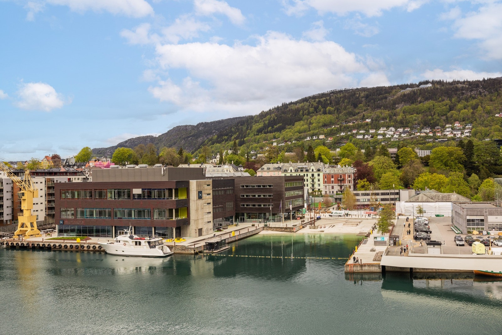 Handelshøyskolen BI ligger rett over broen Galleribilde