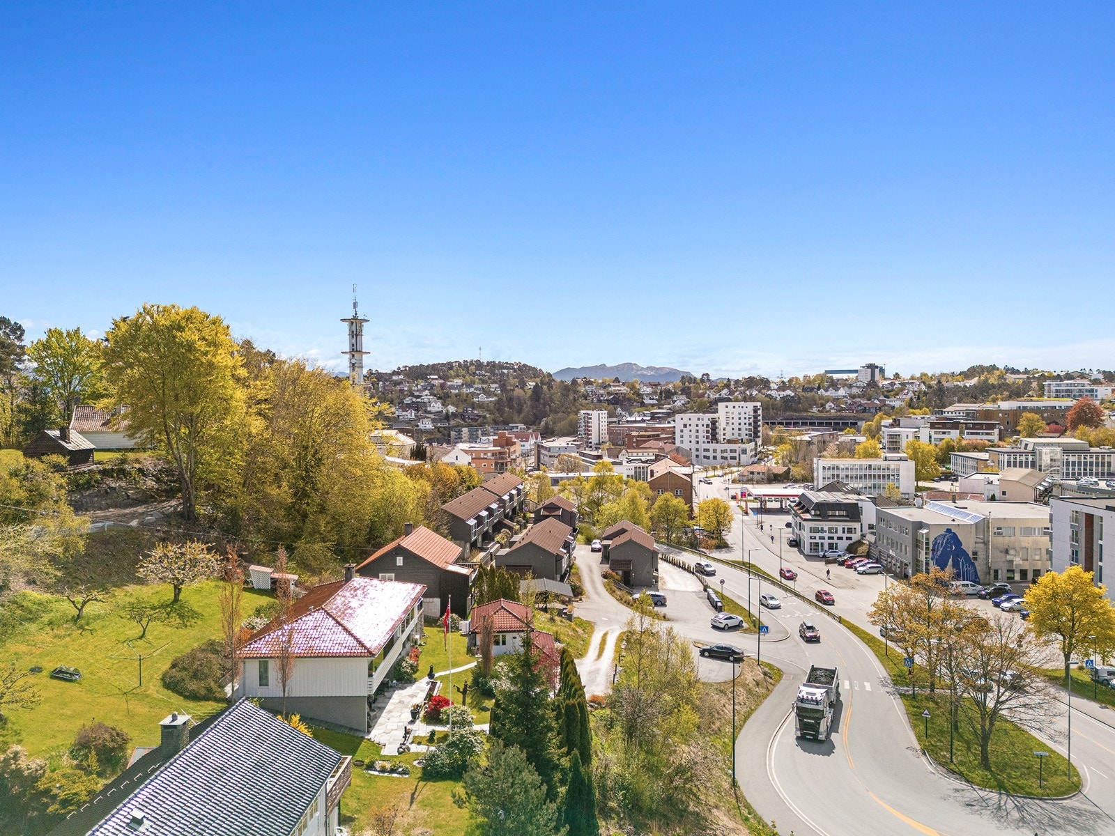 Eiendommen ligger sentralt i Leirvik med gode solforhold og nærhet til sentrum. Galleribilde