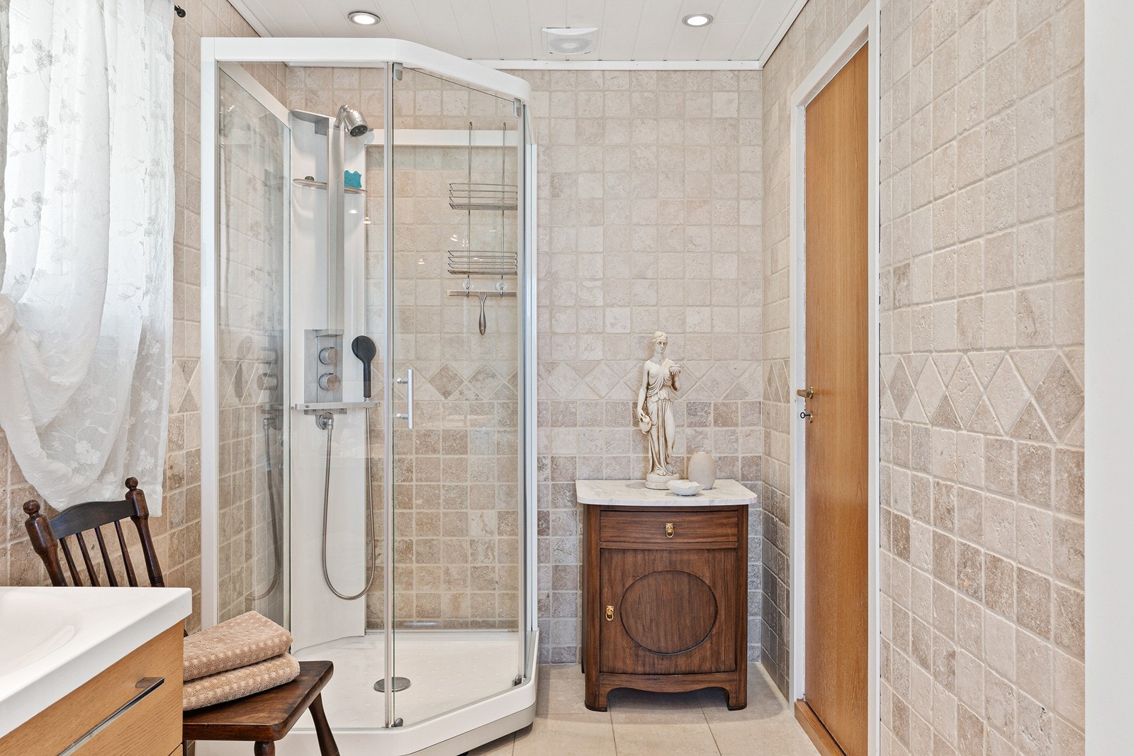 Badet er utstyrt med dobbel servant, badekar og dusjkabinett. Galleribilde