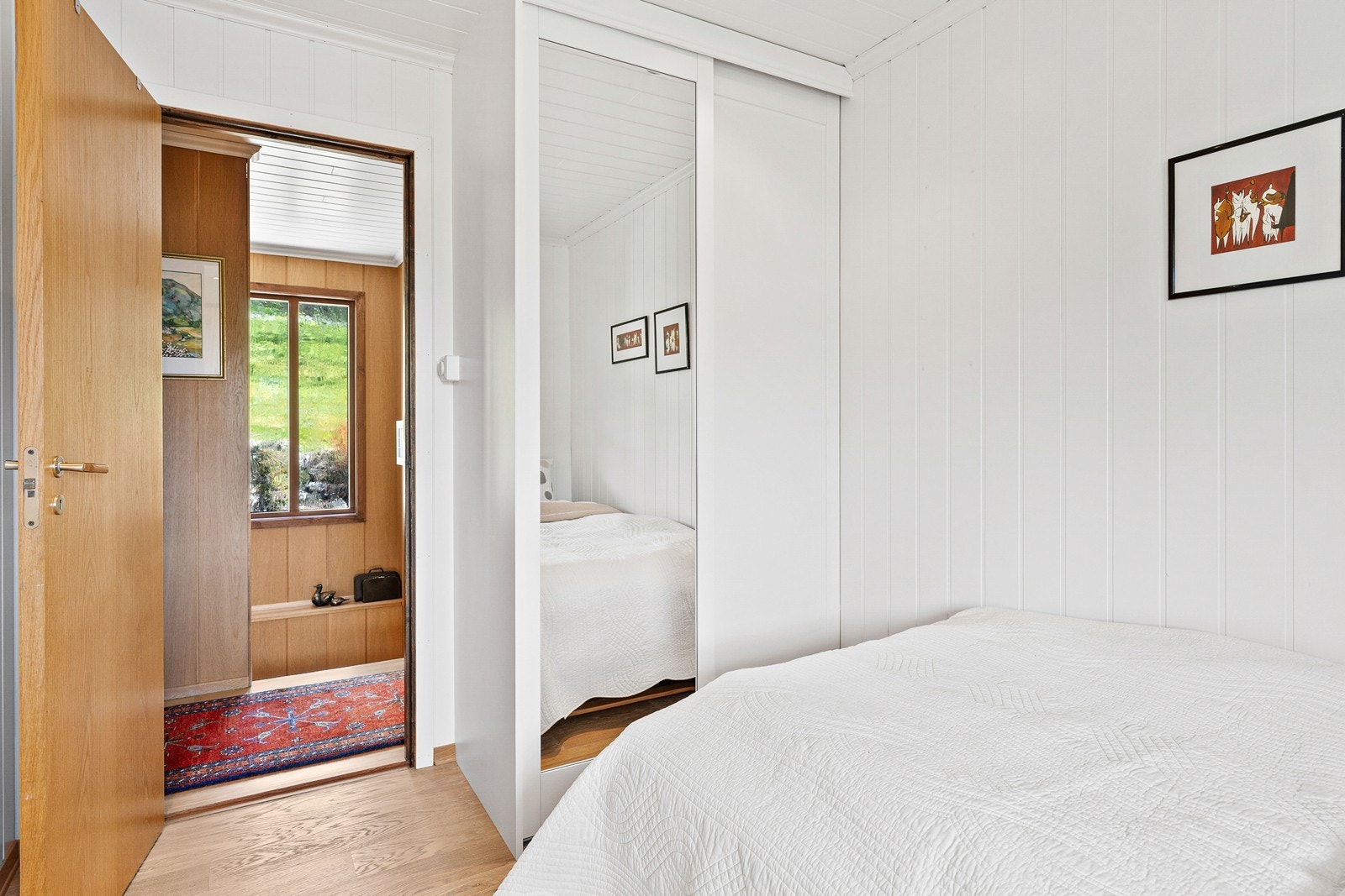 Plassbesparende skyvedørsgarderobe gir praktisk oppbevaringsmulighet. Galleribilde