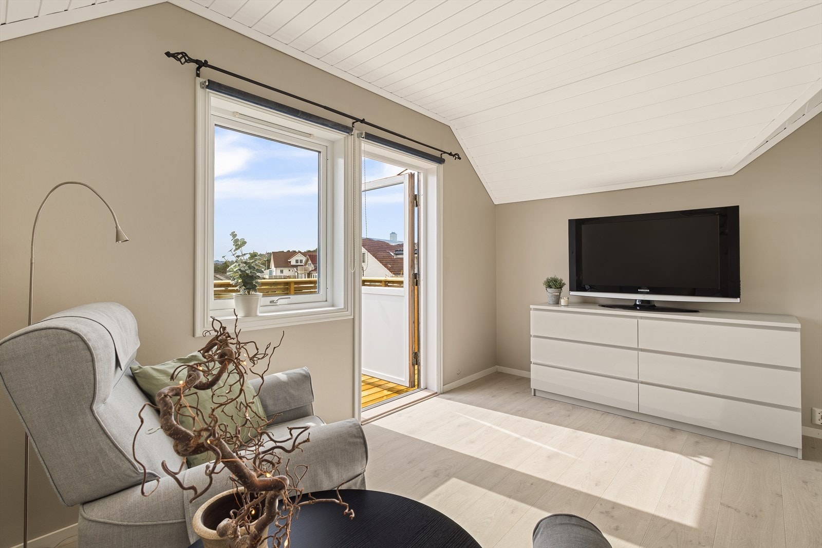 Loftstuen måler 19,0 m² og har god plass til sofagruppe. Galleribilde