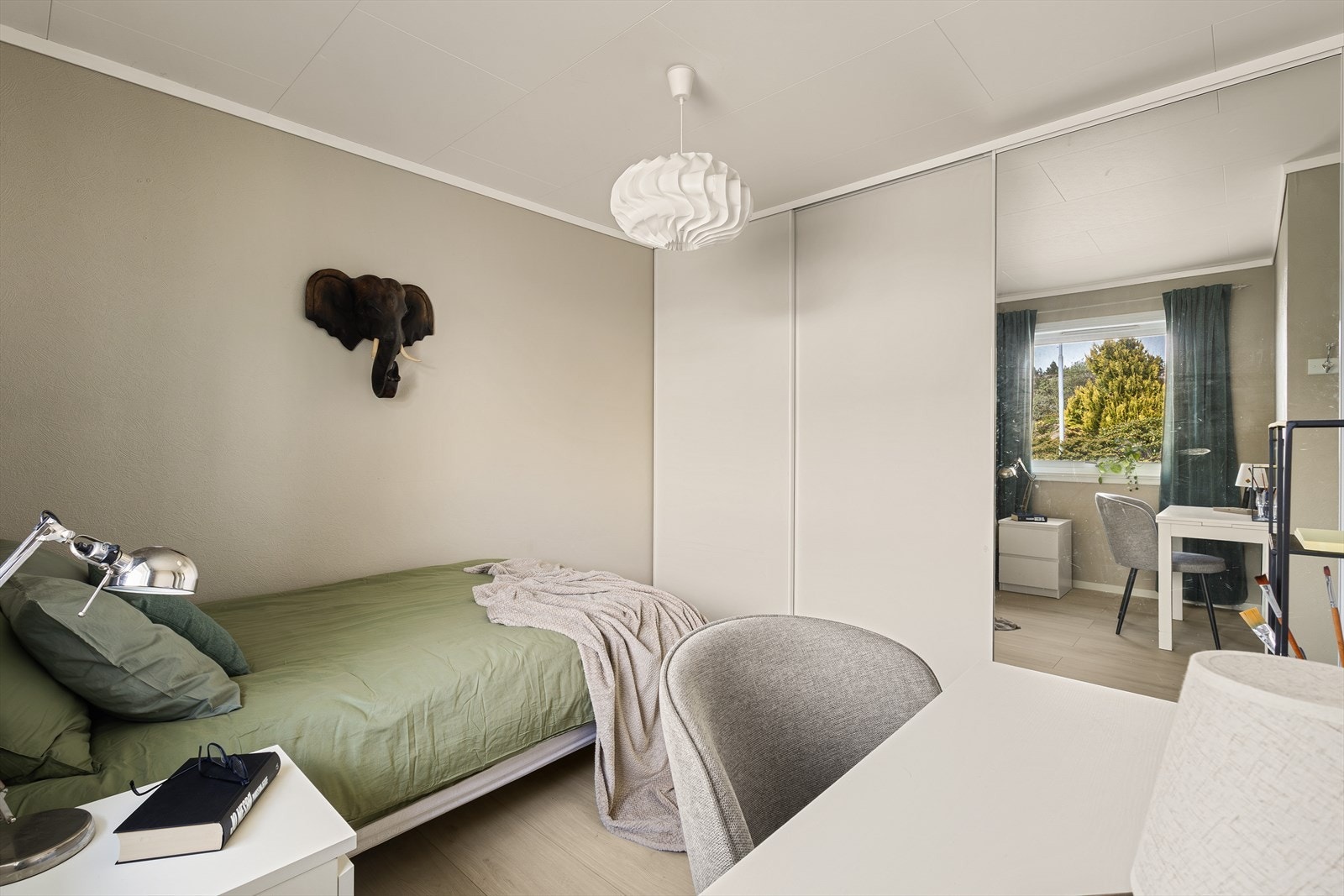 Her er det god plass til seng, kontorpult og skyvedørsgarderobe langs den ene veggen. Galleribilde