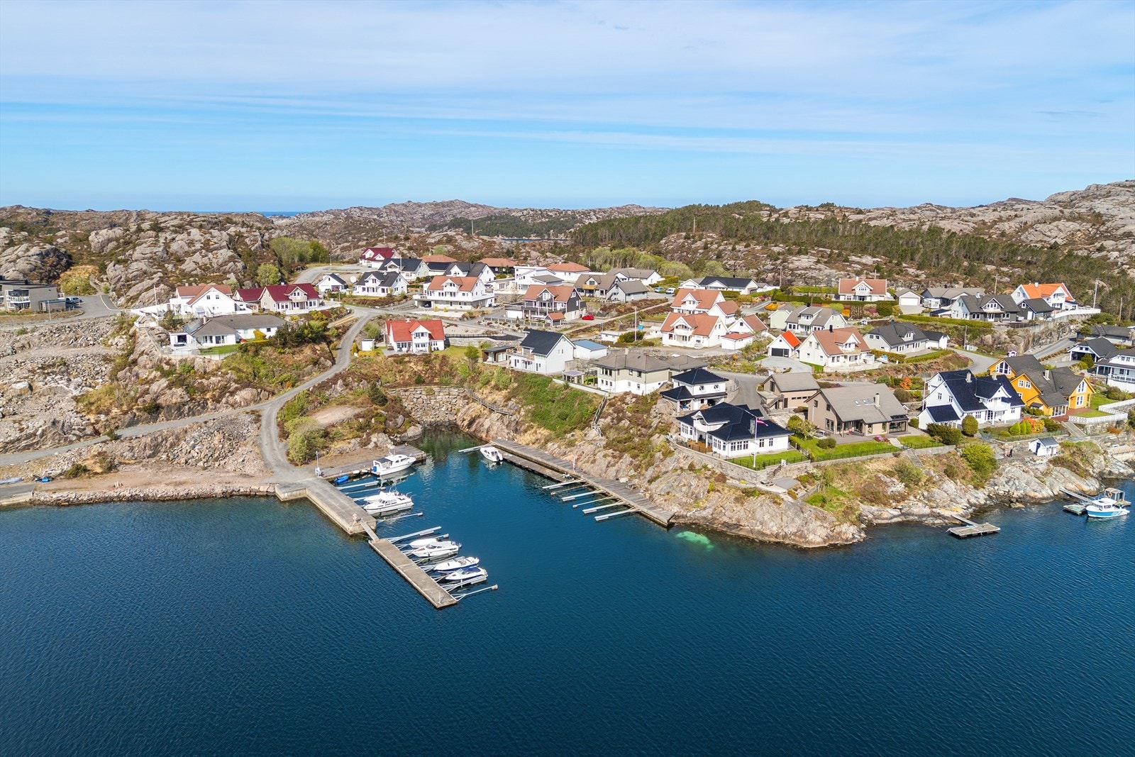 Eneboligen har en flott og idyllisk beliggenhet på Langøy Galleribilde