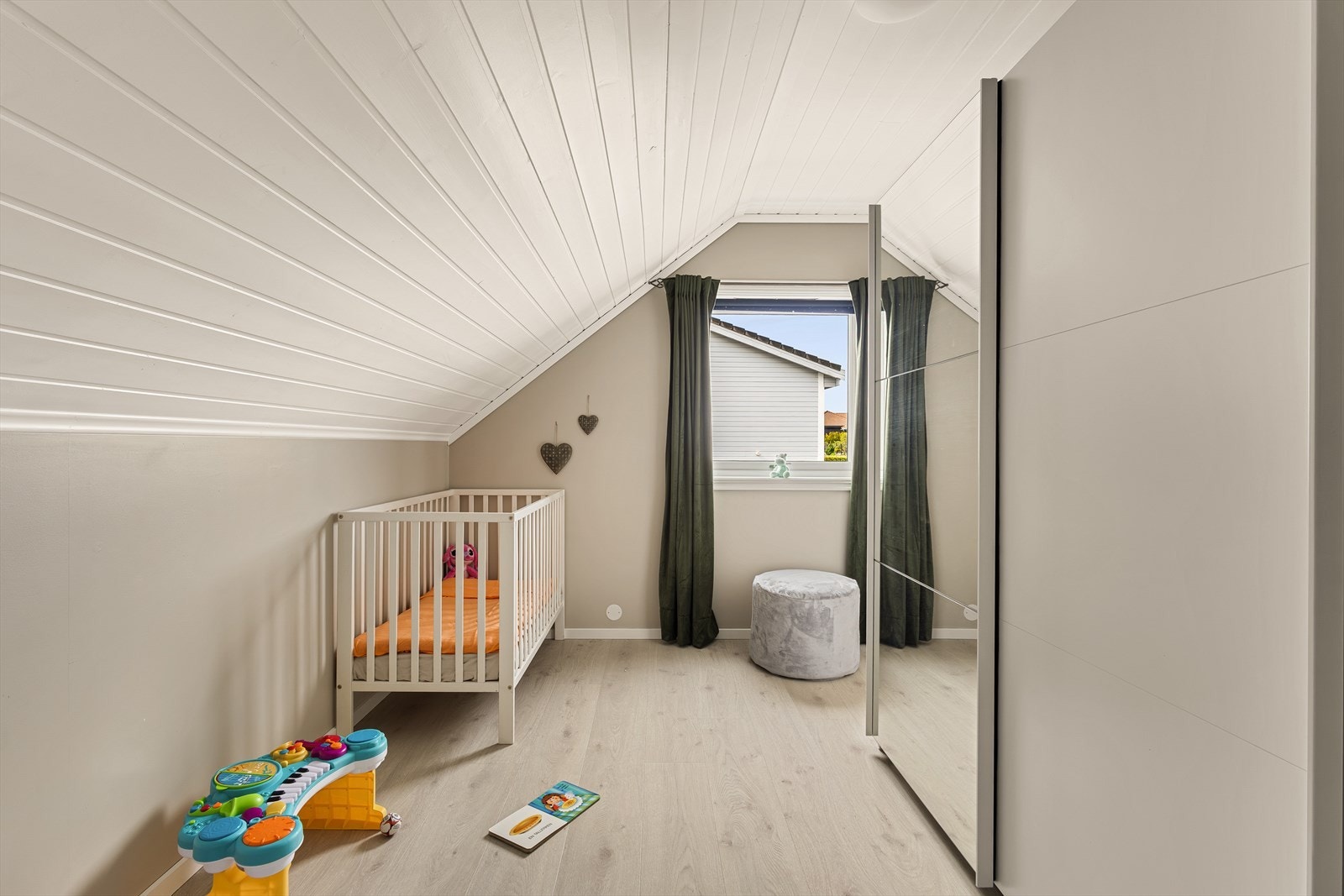 Soverom 3 måler 8,9 m² og passer perfekt som barnerom, gjesterom eller hjemmekontor, med plass til garderobeskap. Galleribilde