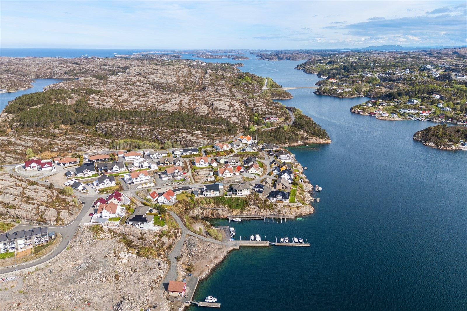 Her bor man i rolige og naturskjønne omgivelser tett på sjøen, med småbåthavn og badevik like i nærheten - perfekt for båtliv, bading og fine sommerdager ved sjøen. Galleribilde