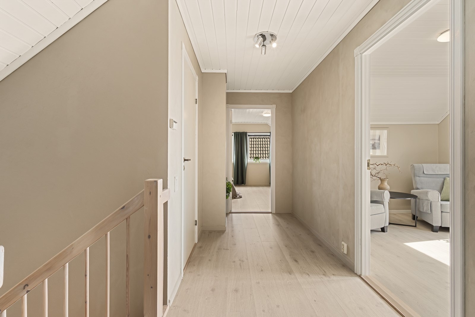 Opp trappen til 2. etasje kommer man til en gang som forgrener seg til loftstue, to soverom og praktisk bod. Galleribilde