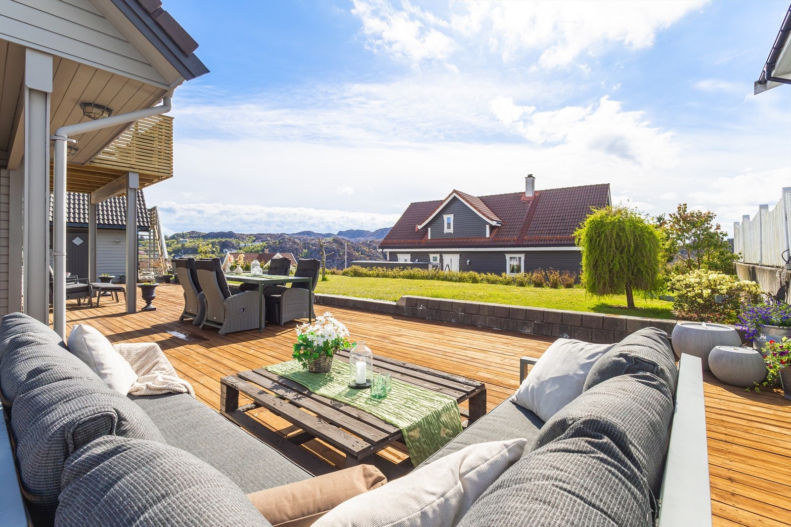 Innholdsrik og flott enebolig fra 2003 over to plan med stor, solrik og romslig terrasse på hele 103 m². Galleribilde
