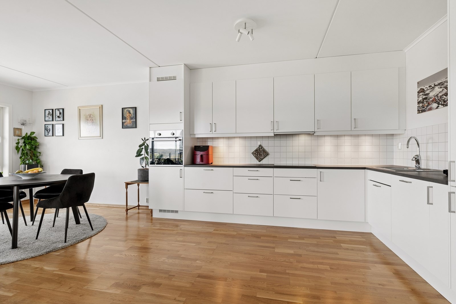 Innredning med slette hvite fronter Galleribilde