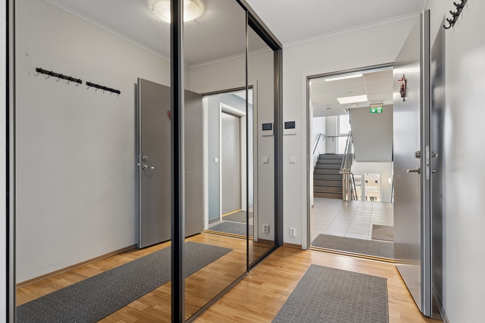 Entrè med skyvedørsgarderobe Galleribilde