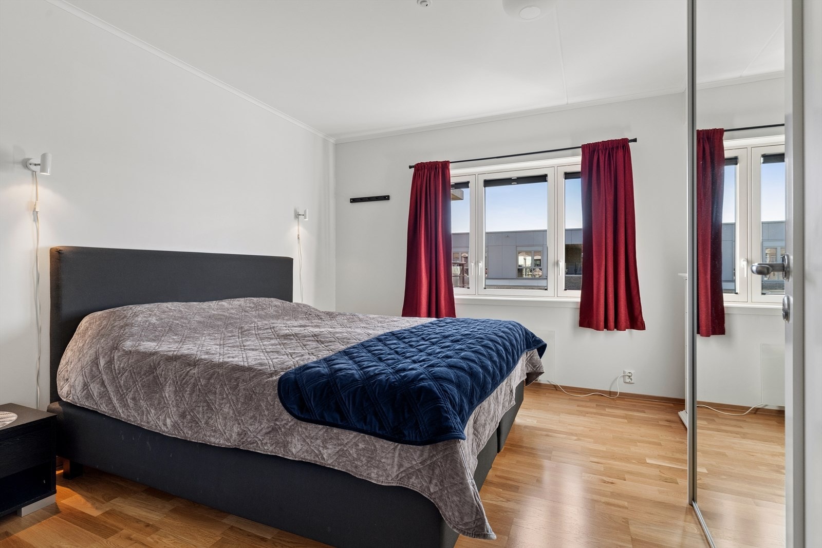Hovedsoverom med skyvedørsgarderobe Galleribilde