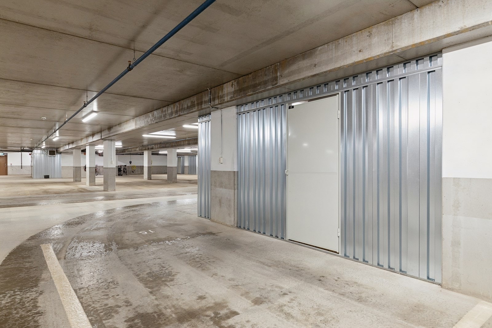 Parkeringsplass og bod i parkeringskjeller Galleribilde