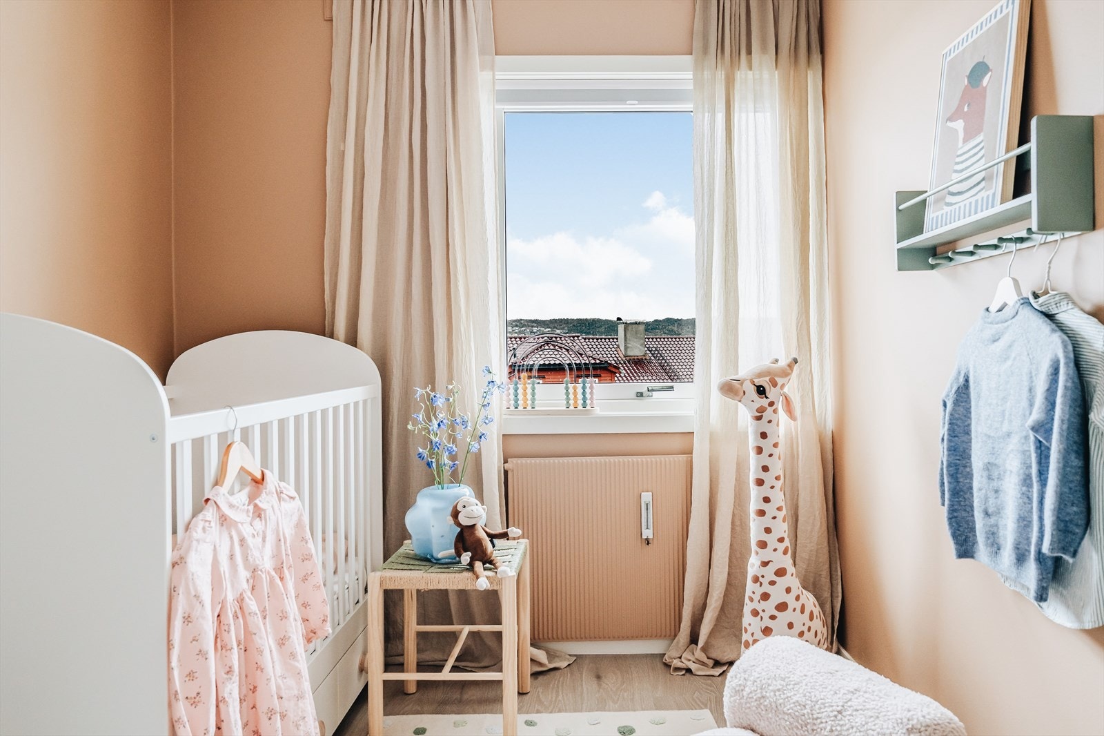 Dette rommet er perfekt som barnerom og ligger praktisk til i tilknytning til hovedsoverommet. En løsning mange småbarnsfamilier vil sette pris på. Galleribilde