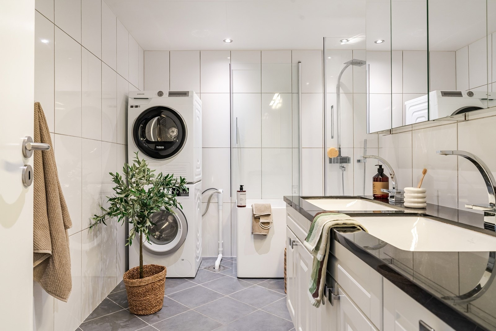 Badet har en praktisk og familievennlig utforming med dobbel servant, badekar og opplegg for vaskemaskin. Vannbåren gulvvarme gir en lun og behagelig komfort, og størrelsen på 7,8 m² gir godt med plass i hverdagen. Galleribilde
