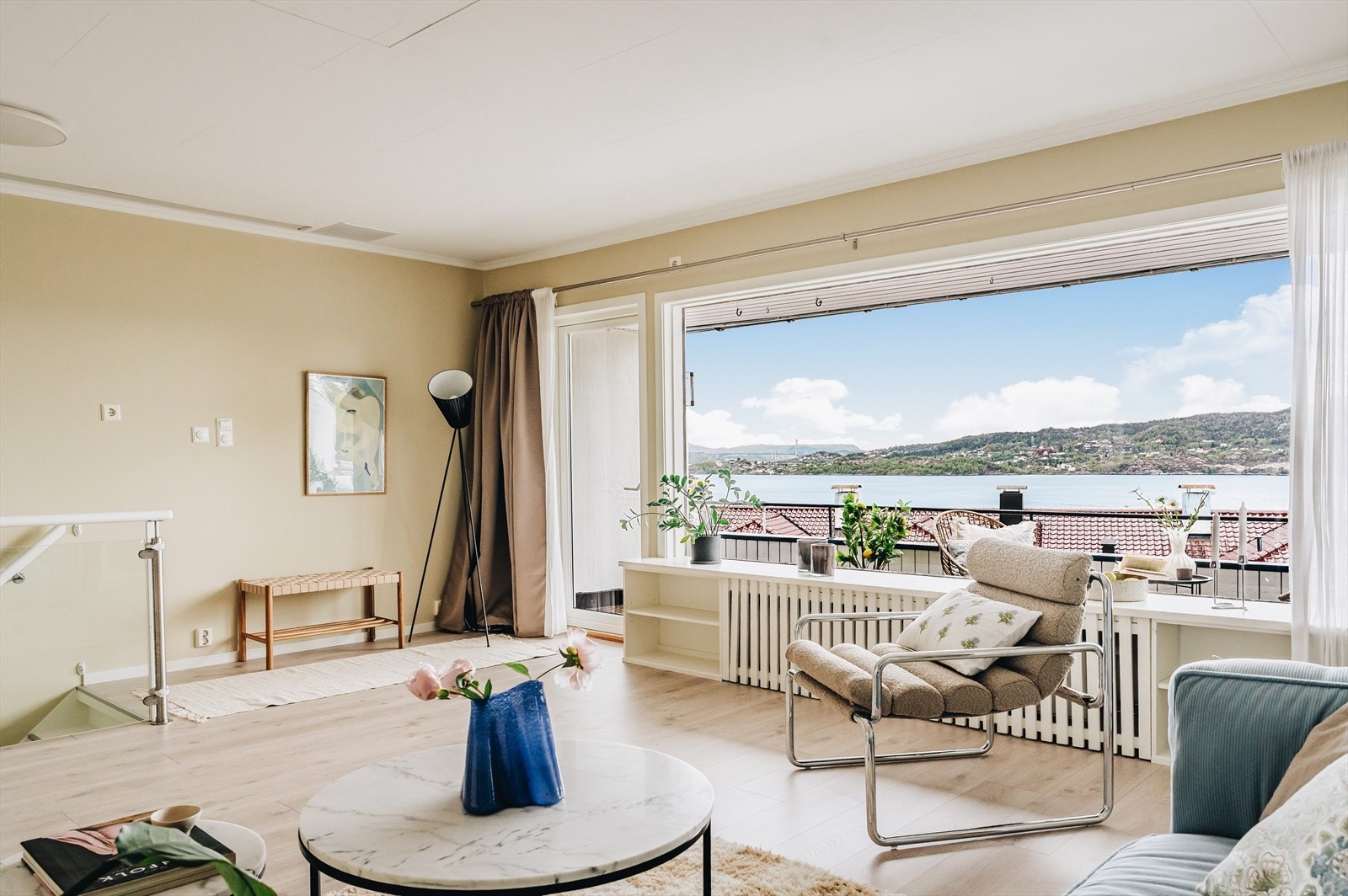 Boligen har vannbåren varme og radiatorer som gir en jevn og behagelig oppvarming i boligen. Galleribilde