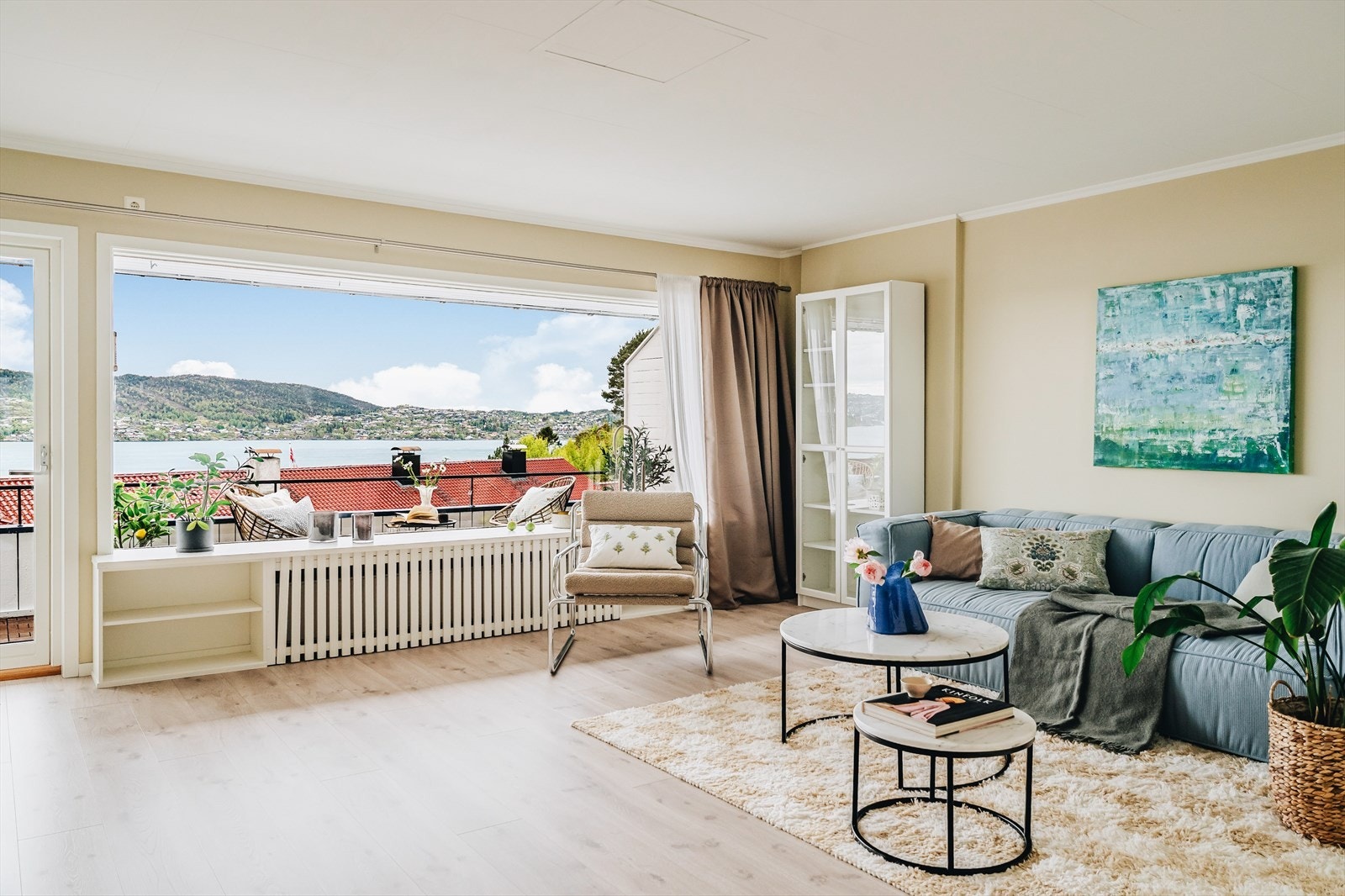 Stuen måler til hele 46,8 m² og fremstår som lys og moderne med lekre kvaliteter. Her kan man enkelt innrede etter behov og ønske. Galleribilde