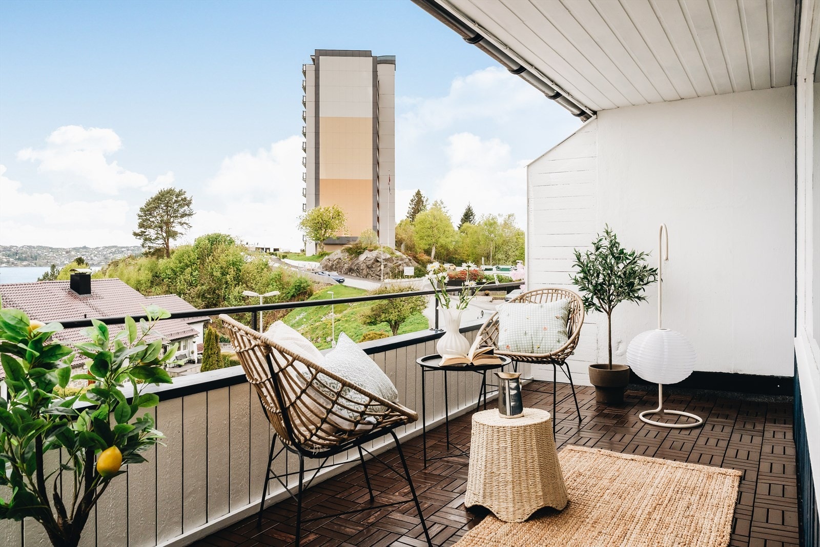Boligen har gode solforhold med sol fra cirka kl. 12 på dagen til rundt kl. 23 på sommerstid. De vestvendte uteplassene og altanen gir fine forhold for å nyte ettermiddags- og kveldssolen. Galleribilde