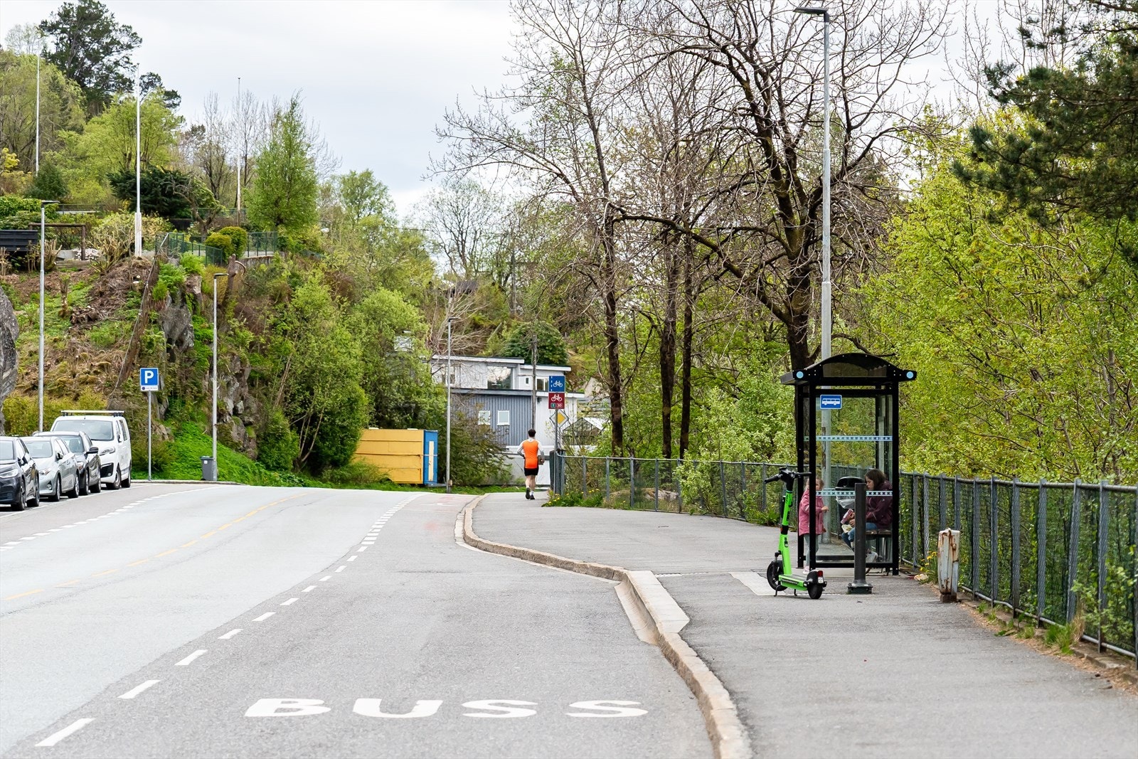 Bussholdeplassen ligger like ved boligen, med hyppige avganger både mot Bergen sentrum og Åsane. Dette gjør det enkelt å komme seg rundt i hverdagen, enten man skal til jobb, skole eller fritidsaktiviteter. Galleribilde
