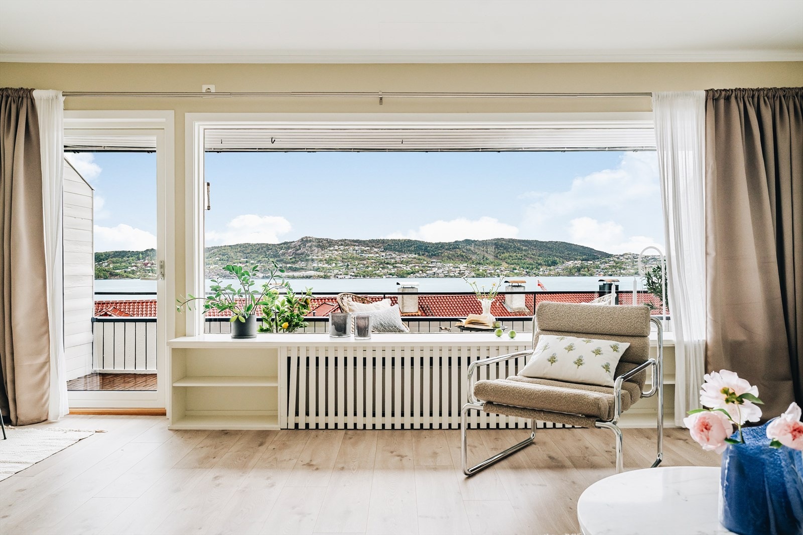 Stuen er lys og romslig med store vindusflater som slipper inn rikelig med dagslys og trekker utsikten helt inn i rommet. Galleribilde