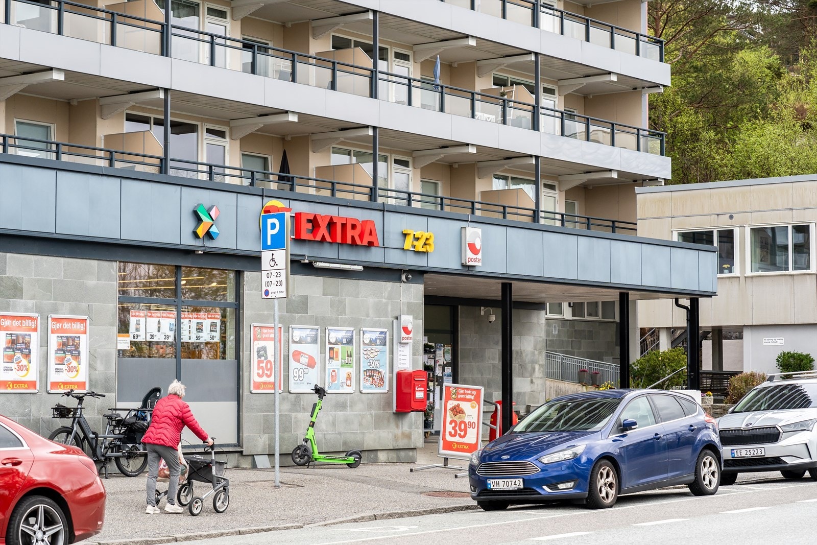 Man har Coop Extra med gode åpningstider like ved boligen. Galleribilde