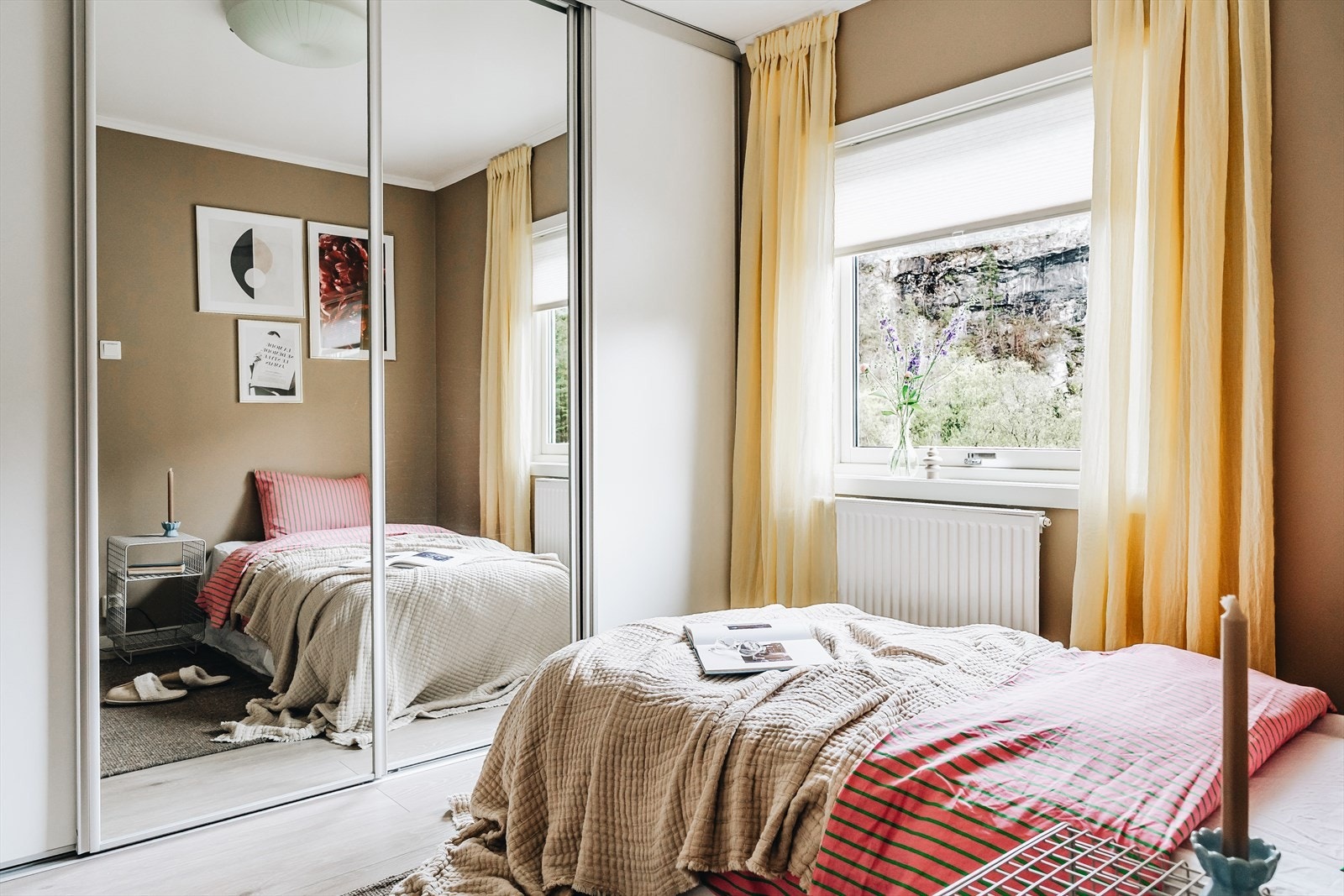 Soveromsetasjen har tre soverom med fleksible bruksmuligheter, enten man ønsker barnerom, gjesterom eller hjemmekontor. Galleribilde
