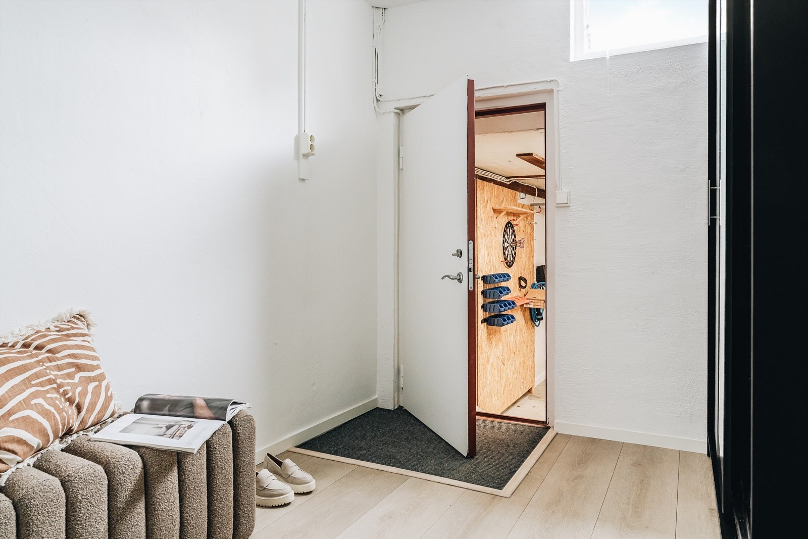 Fra boligen er det direkte adkomst til den romslige dobbeltgarasjen på 33,5 m², noe som gjør hverdagen ekstra praktisk, særlig på regnværsdager eller når man kommer hjem med handling, barnevogn eller bagasje. Galleribilde
