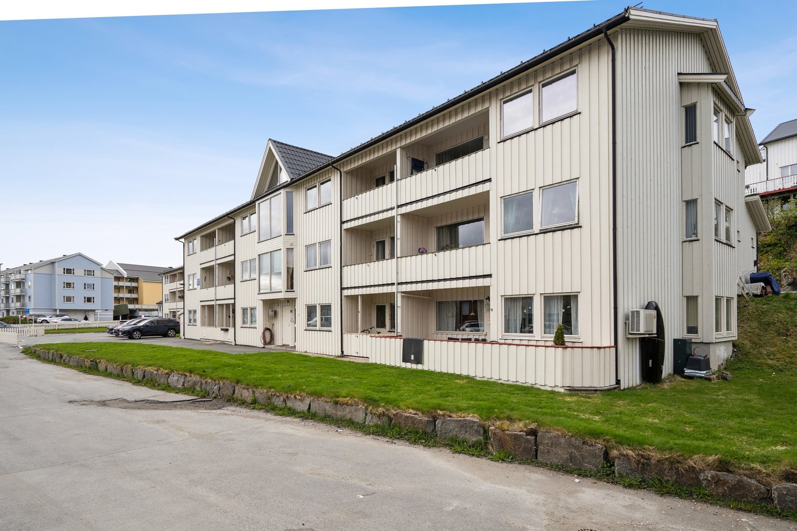 Det er også kort avstand til kulturhus, svømmehall, idrettsanlegg og selvfølgelig skoler og barnehage. Galleribilde
