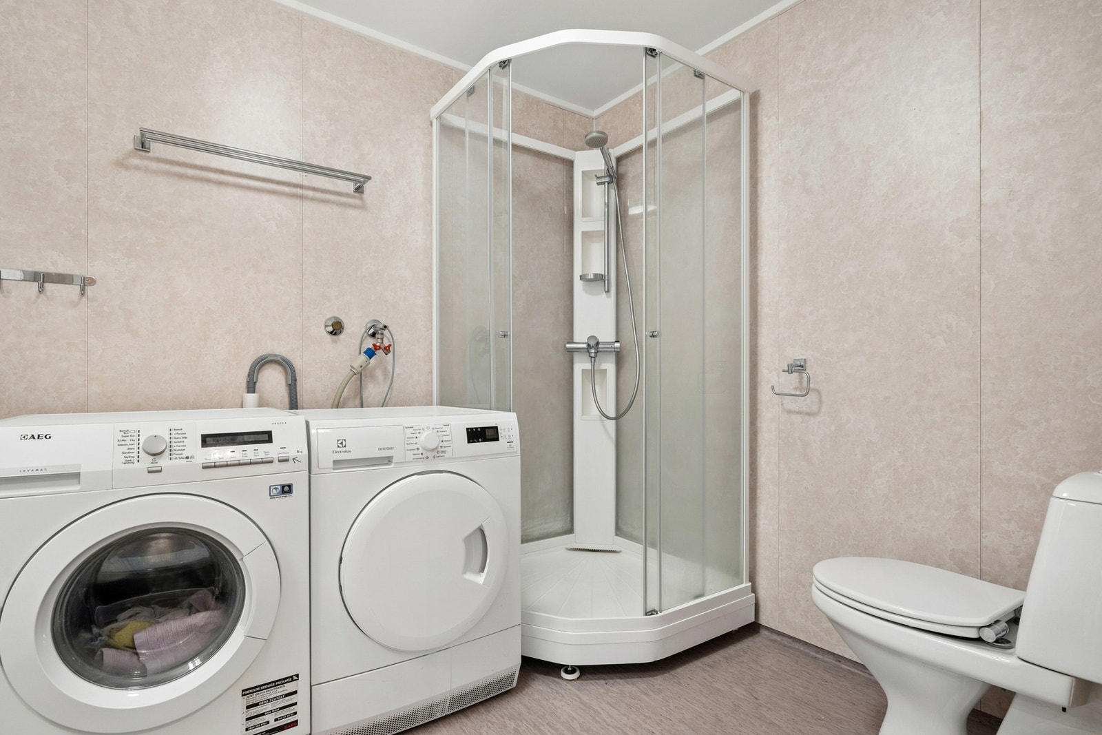 Badet har dusjkabinett og opplegg for både vaskemaskin og tørketrommel. Galleribilde