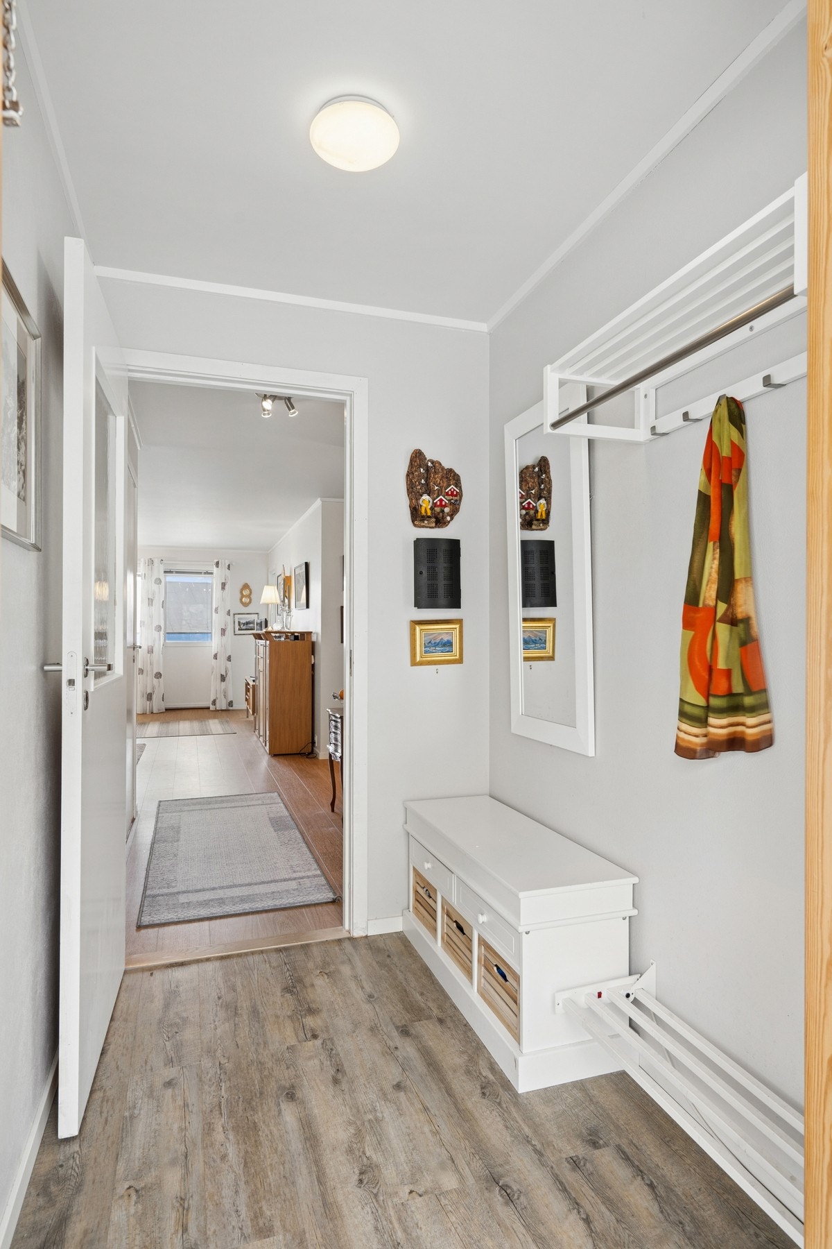 Entréen ønsker velkommen inn og har plass til oppbevaring av yttertøy. Galleribilde