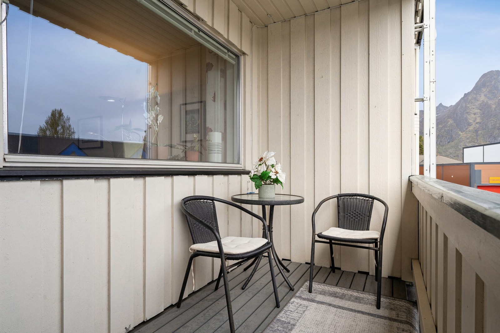 Balkongen på fremsiden har plass til en liten sittegruppe. Galleribilde