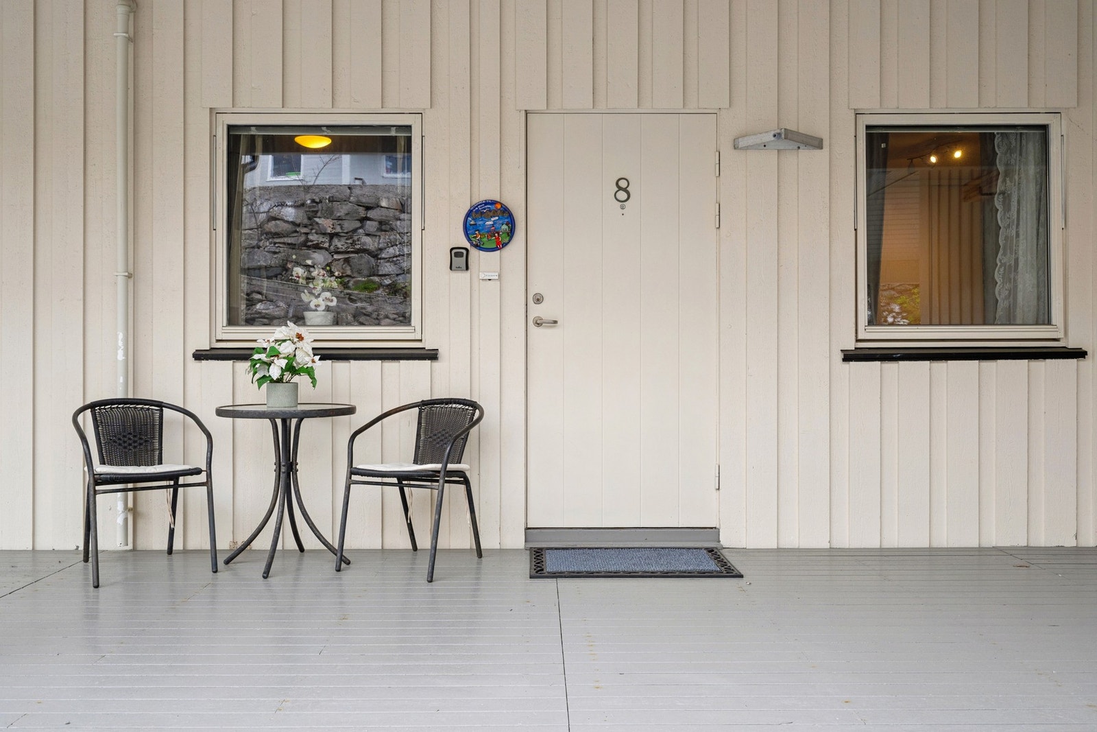En liten, privat uteplass ved inngangsdøren. Galleribilde