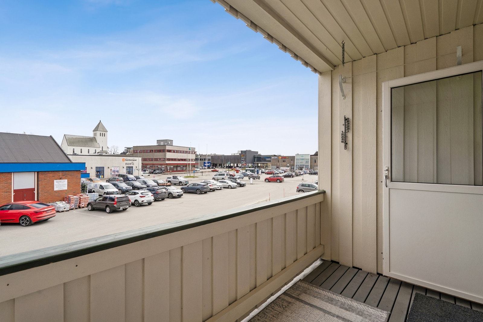 Fra balkongen har du utsikt over det sentrumsnære området. Galleribilde