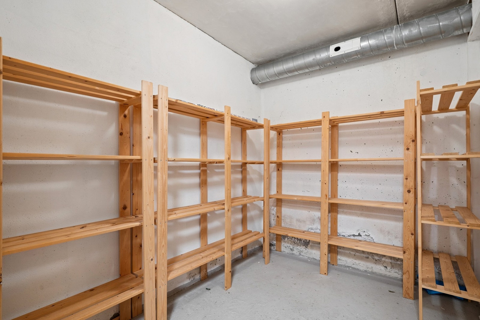 Leiligheten har tilgang til en romslig bod i fellesareal for ekstra lagring. Galleribilde