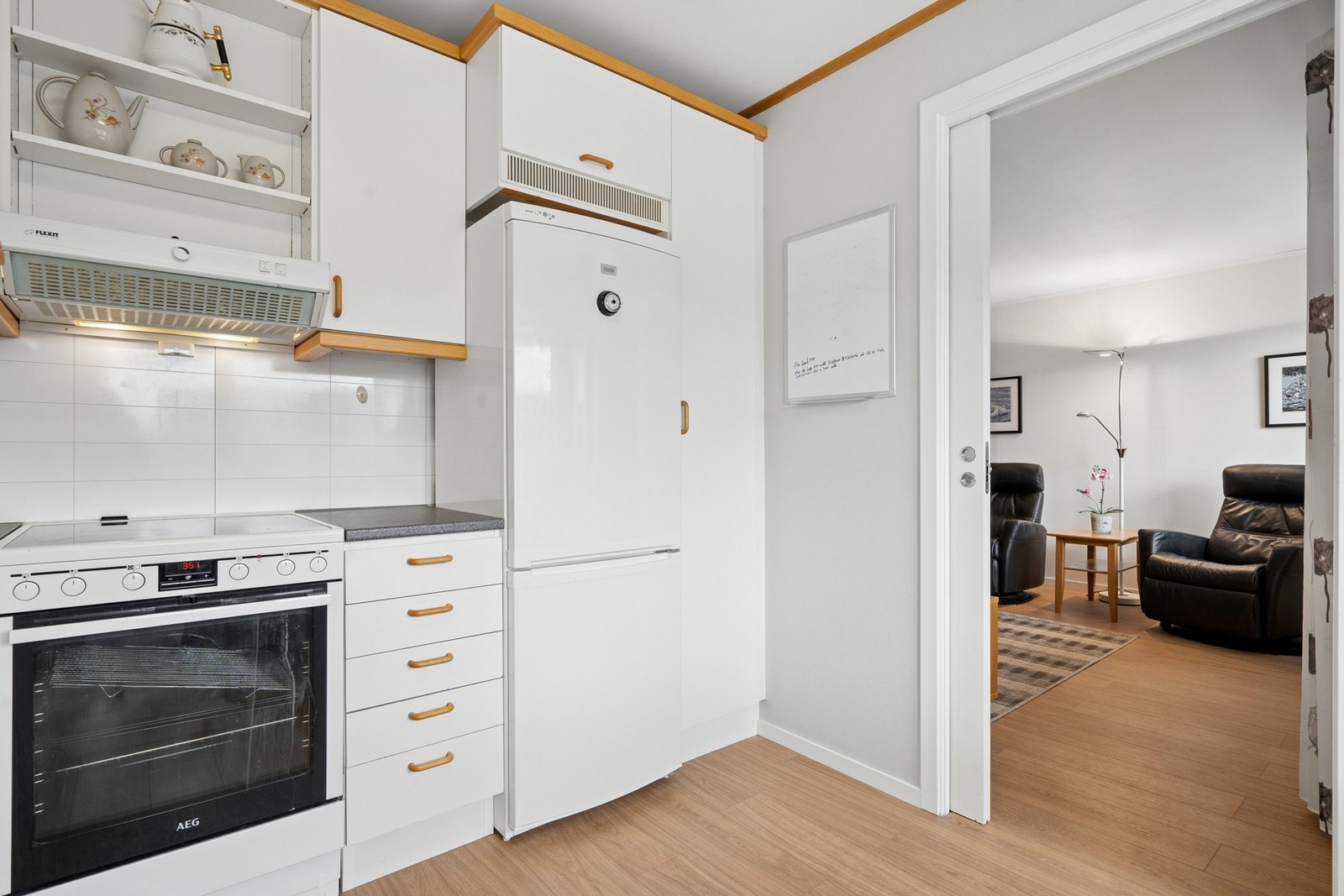 Kjøkkenet er utstyrt med komfyr, kjøl- og fryseskap og har opplegg for oppvaskmaskin. Galleribilde