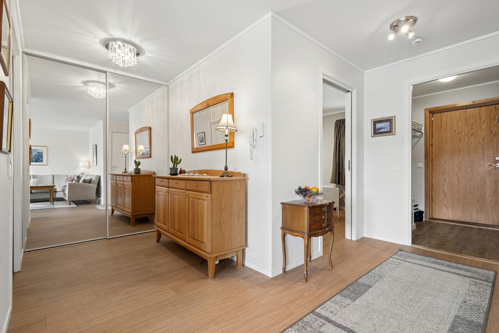 Gangen har en stor skyvedørsgarderobe som gir rikelig med lagringsplass. Galleribilde