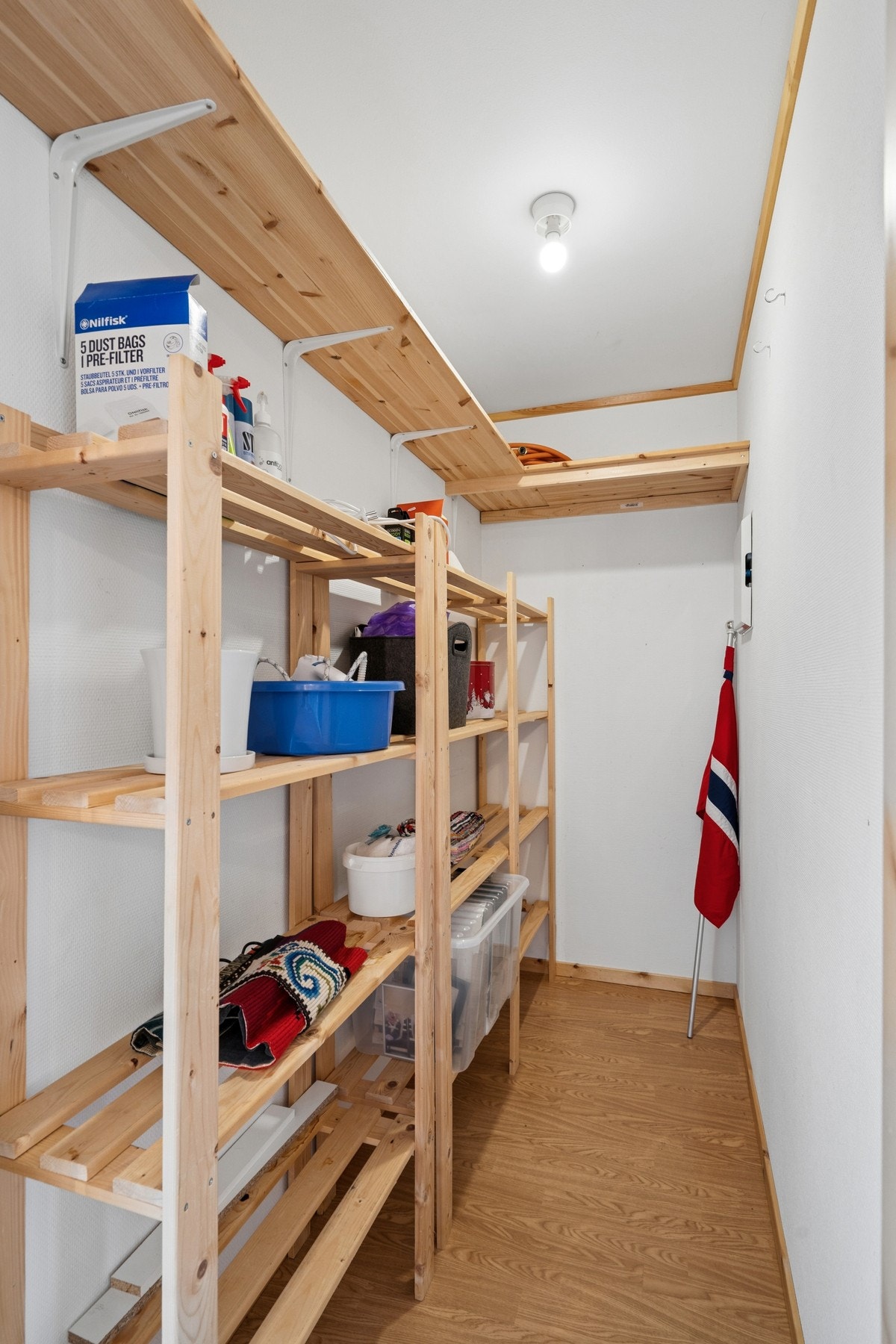 En praktisk innvendig bod gir lett tilgjengelig oppbevaringsplass. Galleribilde